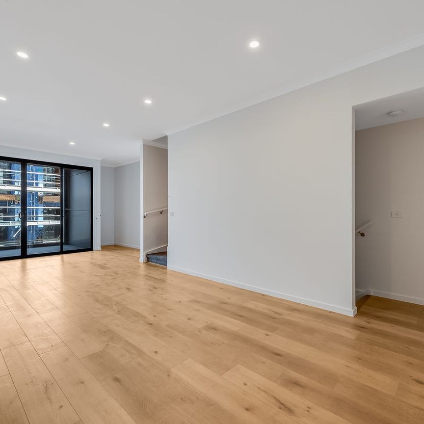 🏙️ Stylish Three-Storey Townhouse with Rooftop & City Views - Photo 1