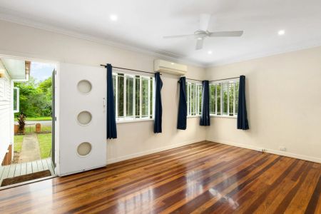 Charming Family Home with Spacious Backyard in Yeronga - Photo 4