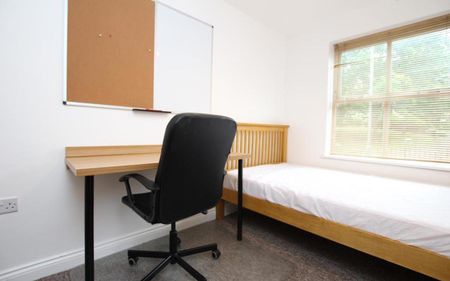 *** STUDENT HOUSE *** A large five bedroom house with two bathrooms. Offered on a furnished basis with bills included (gas, water, electric and internet) from June 2026. - Photo 3