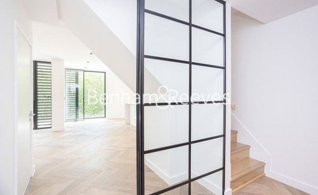 2 Bedroom flat to rent in Cluny Mews, Kensington, SW5 - Photo 1