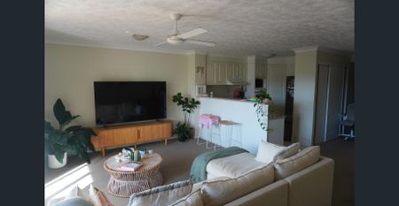 Two Bedroom Coastal Apartment! - Photo 5