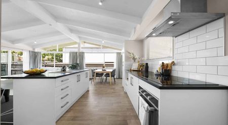 Modern, Sunny & Family Friendly Home - Photo 2