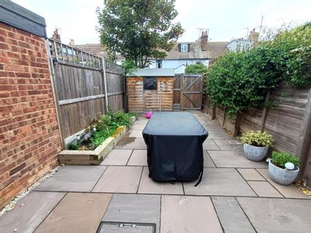 3 bedroom terraced house to rent - Photo 5