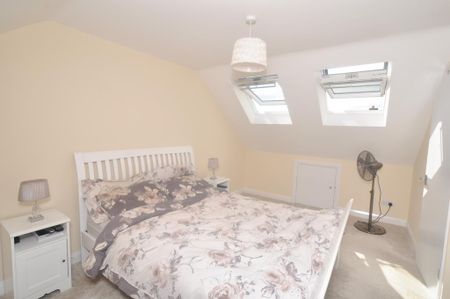 4 bedroom semi-detached house to rent - Photo 4
