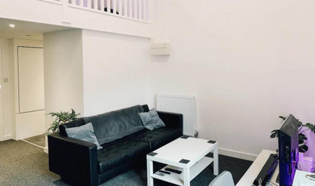 1 bedroom in a flat share to rent - Photo 2