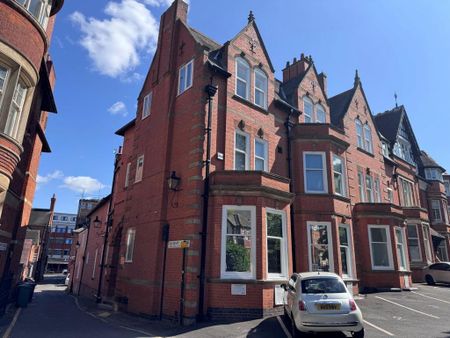 Semi detached house to rent - Photo 2