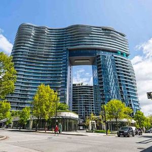 Modern 1-Bedroom Apartment with Stunning Views in Yaletown - Photo 2