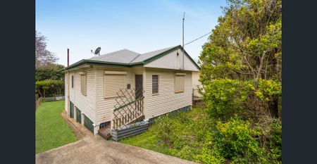 Charming Post-War Home with Spacious Living & Backyard in Holland Park West - Photo 4