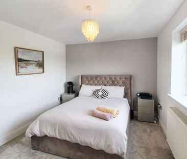 4 Bedroom Renovated Farmhouse, Wrexham - Photo 2