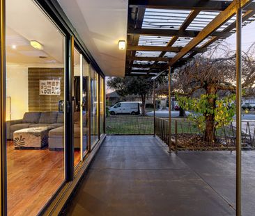 SPACIOUS FAMILY HOME IN PRIME LOCATION - Photo 4