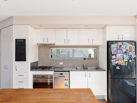 Stylish & Modern Townhouse in Alexandria - Photo 3