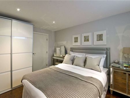 Contemporary one bedroom apartment with dark wooden floors and high spec fittings. - Photo 2
