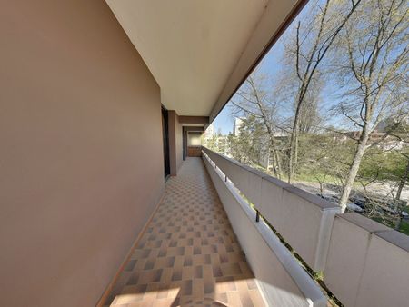 Entre Facs et Centre ville, en 4ème étage avec ascenseur, T4 entièrement meublé avec 20m² de Balcon, - Photo 2