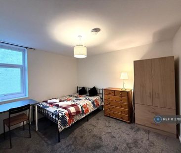 3 bedroom end of terrace house to rent - Photo 4