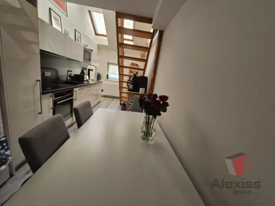 Atypický podkrovní prostor 3+1+galerie 85 m - Photo 1