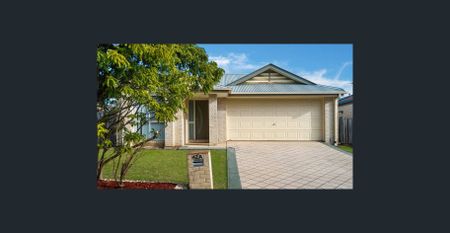 Spacious Four-Bedroom Home Opposite a Leafy Nature Reserve - Photo 2