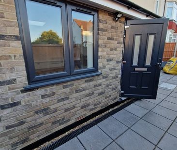 Studio Flat, Woodhouse Road, N12 - Photo 5
