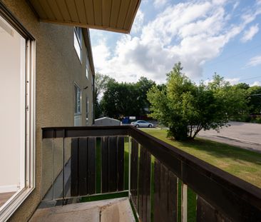 Ella Manor - Photo 2