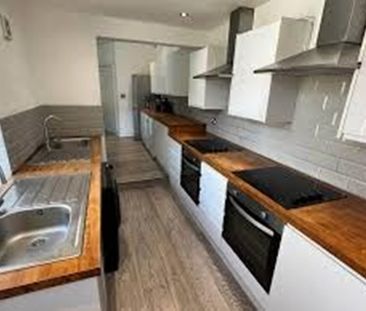 Room in a Shared House, St Hildas Mount, LS9 - Photo 2