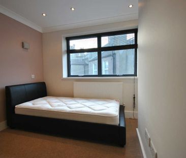 Flat to rent - Waverley Crescent, Plumstead, SE18 - Photo 2