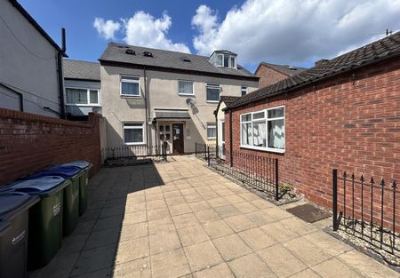 Spinners End Drive, Cradley Heath, West Midlands - Photo 3