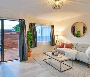 Beautiful 3 Bedroom + 2 Utility Rooms - Photo 2