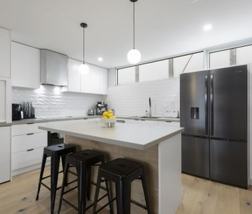 STYLISH MULTI-LEVEL HOME WITH ROOFTOP TERRACE & CITY VIEWS - Photo 1