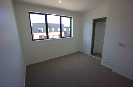 Modern North-facing Townhouse in Mt Wellington - Photo 4