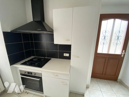 Maison de village à louer avec cour dans le centre du village de Champagne ! - Photo 3