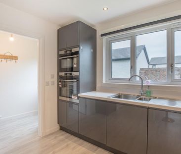 4 bedroom detached house to rent - Photo 3