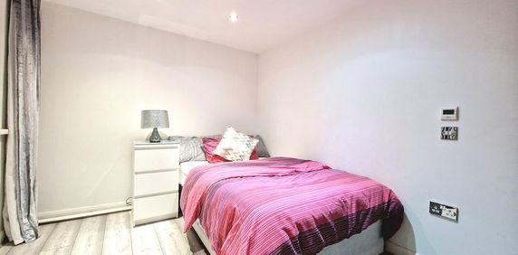 1 bedroom in a house share to rent - Photo 2