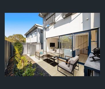 Modern 4-Bedroom Townhouse in the Heart of Nuovo - Photo 5