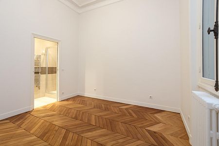 location Appartement F6 DE 242m² À PARIS - Photo 2