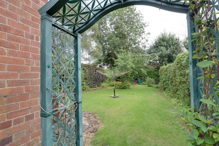 3 bedroom semi-detached house to rent - Photo 5