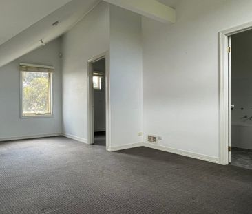 Perfectly located and lots of living space - Photo 1