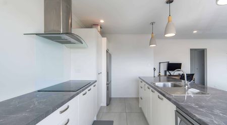 Beautifully Presented Three Bedroom Home - Photo 3