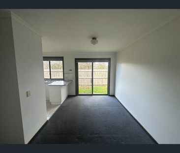 2/75 Silvereye Crescent, Werribee, Vic 3030 - Photo 5