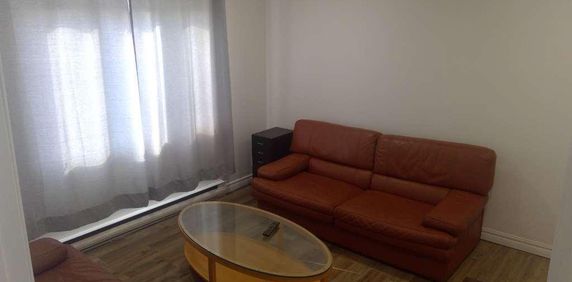 🏡 Magnifique 4½ rénové et meublé à louer – Montréal-Est, à deux pas du fleuve 📍 : 53A avenue Dubé, Montréal-Est (QC) H1B 4W8 💰 Loyer : 2 000 - Photo 2