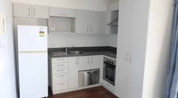 Modern, Warm & Low-Maintenance 2-Bedroom Apartment with Sunny Balcony and Secure Parking - Photo 1