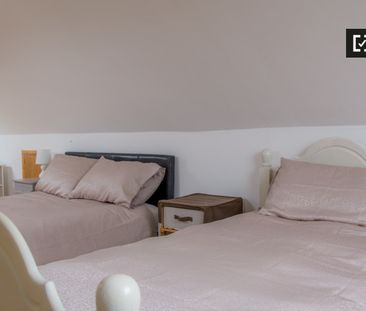 Spacious room in 5-bedroom apartment in Donabate, Dublin - Photo 6