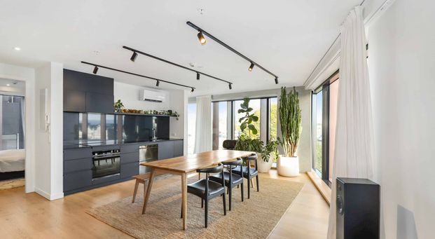 Sophisticated city apartment with office! - Photo 1