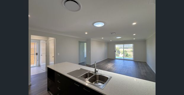 Stunning Four Bedroom Home - Ducted Air-Con, Alfresco, Picturesque Views - Photo 1