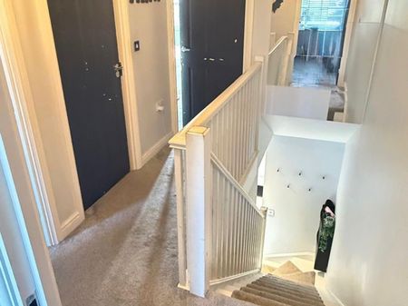 3 Bedroom House - Mid Terrace To Let - Photo 3