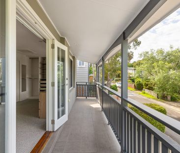 Private renovated apartment / expansive outdoor living - Photo 3