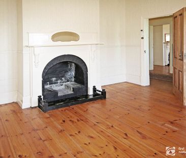 Character home on 1 acre! - Photo 3