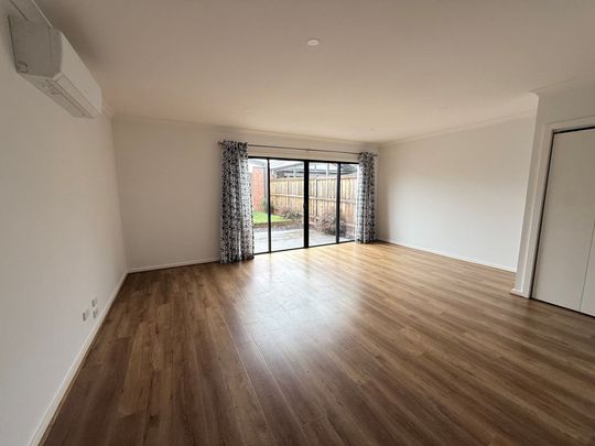 Simple Family Living in a Prime Burnside Location! - Photo 1