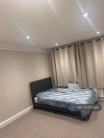 1 bedroom in a house share to rent - Photo 2