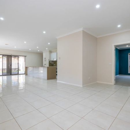 SPACIOUS FAMILY HOME WITH THEATRE & MULTIPLE LIVING AREAS - Photo 2