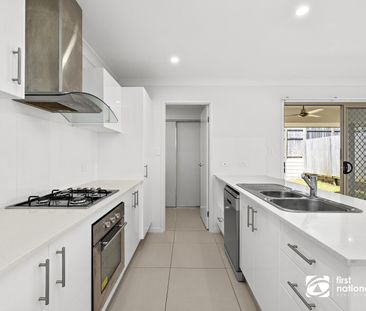 STUNNING FAMILY HOME IN SOUGHT AFTER AREA IN THORNLANDS - Photo 5