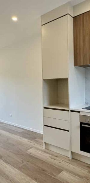 Stylish & Simple Living – Māngere Bridge at Its Best - Photo 1